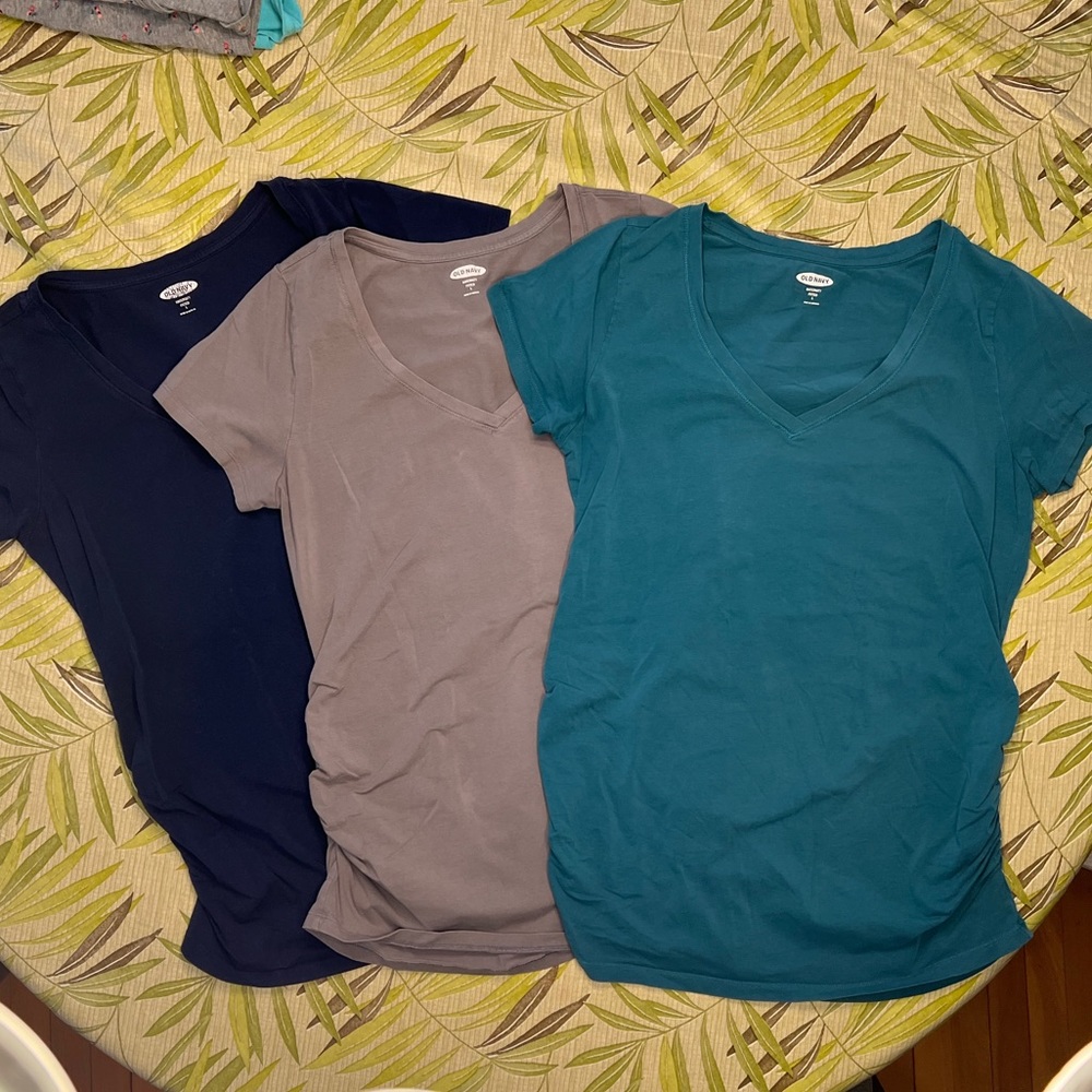 Lot of 3 Old Navy V-neck maternity T-Shirts size L